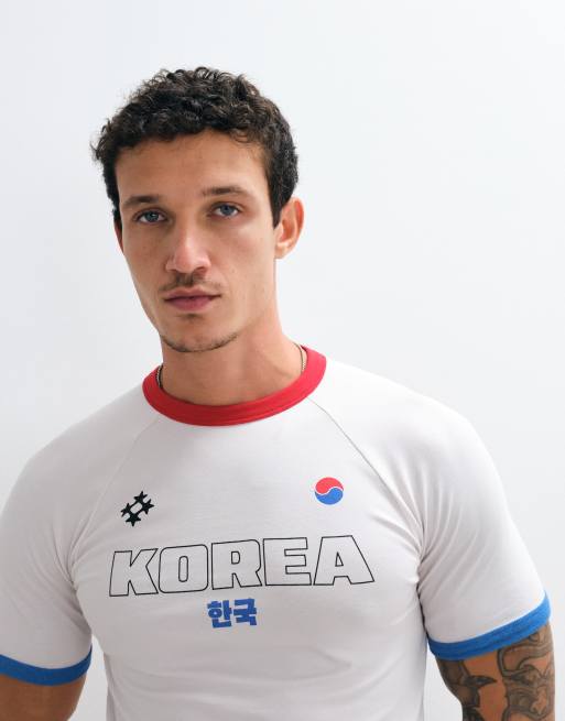 ASOS DESIGN - T-shirt attillata bianca con stampa calcistica "Korea" e bordi a contrasto, 4 di 5