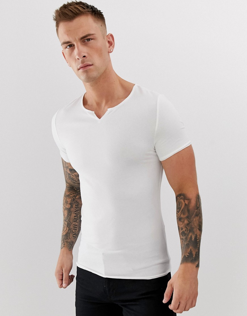 ASOS DESIGN - T-shirt attillata bianca in tessuto organico con intaglio grezzo sul collo-Bianco