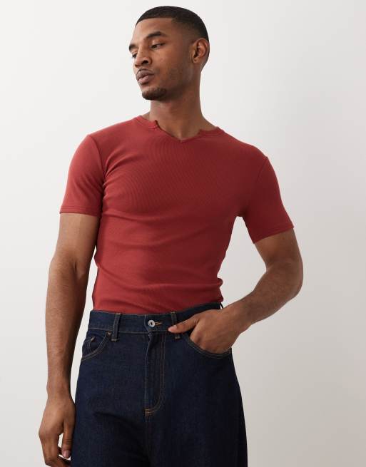 ASOS DESIGN - T-shirt attillata bordeaux a coste con scollo a intaglio