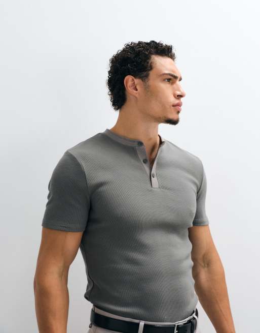 ASOS DESIGN - T-shirt attillata color antracite a coste con scollo serafino e abbottonatura a contrasto, 2 di 5