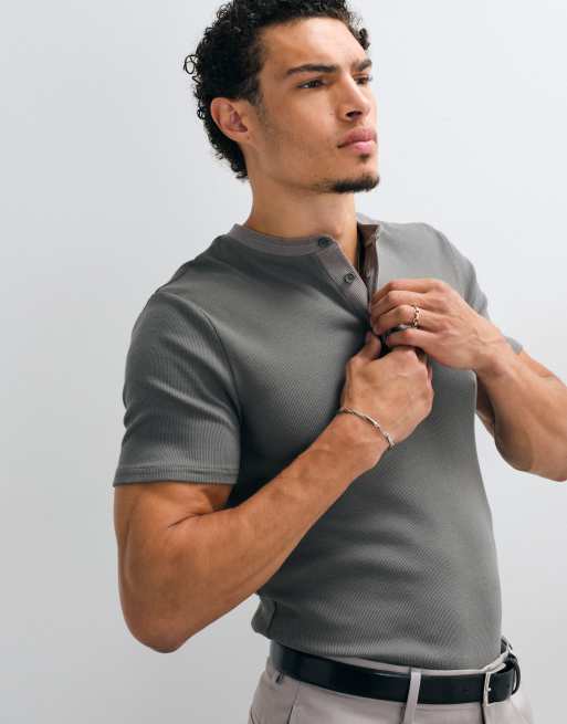 ASOS DESIGN - T-shirt attillata color antracite a coste con scollo serafino e abbottonatura a contrasto, 5 di 5