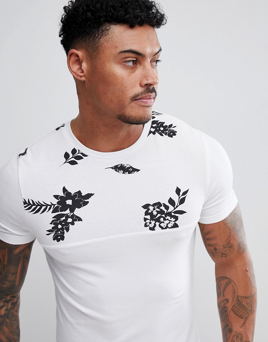 ASOS DESIGN - T-shirt attillata con carré a fiori-Bianco