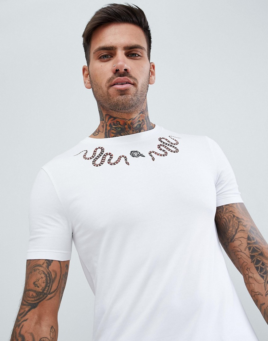ASOS DESIGN - T-shirt attillata con stampa di serpente sul carré-Bianco