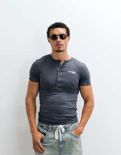 ASOS DESIGN - T-shirt attillata grigia con grafica sul petto e colletto serafino - view 1