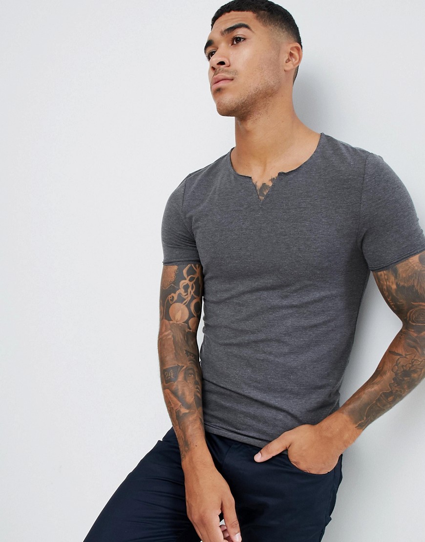 ASOS DESIGN - T-shirt attillata grigia con intaglio grezzo sullo scollo-Grigio