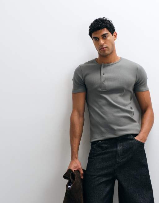 ASOS DESIGN - T-shirt attillata grigio scuro a coste con scollo serafino, 2 di 5