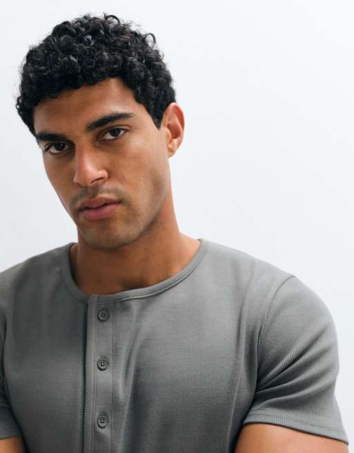 ASOS DESIGN - T-shirt attillata grigio scuro a coste con scollo serafino, 3 di 5