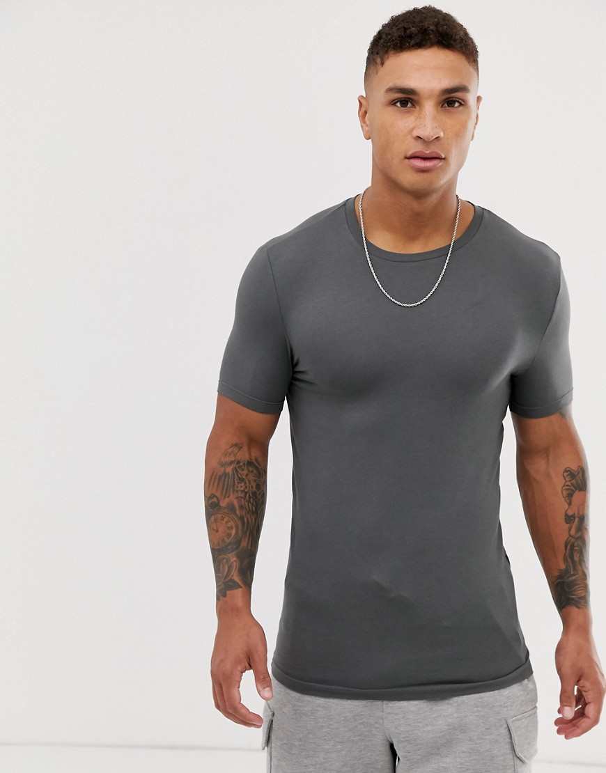 ASOS DESIGN - T-shirt attillata in tessuto organico nero slavato con girocollo-Grigio