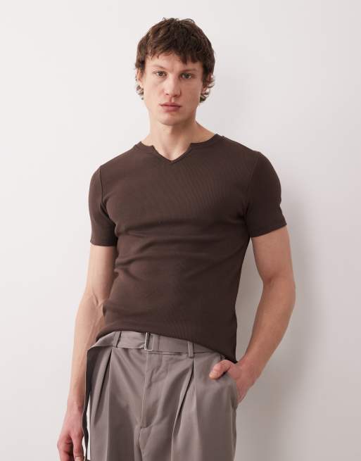 ASOS DESIGN - T-shirt attillata marrone a coste con scollo a intaglio  