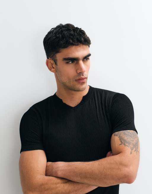 ASOS DESIGN - T-shirt attillata nera a coste con intaglio sul collo