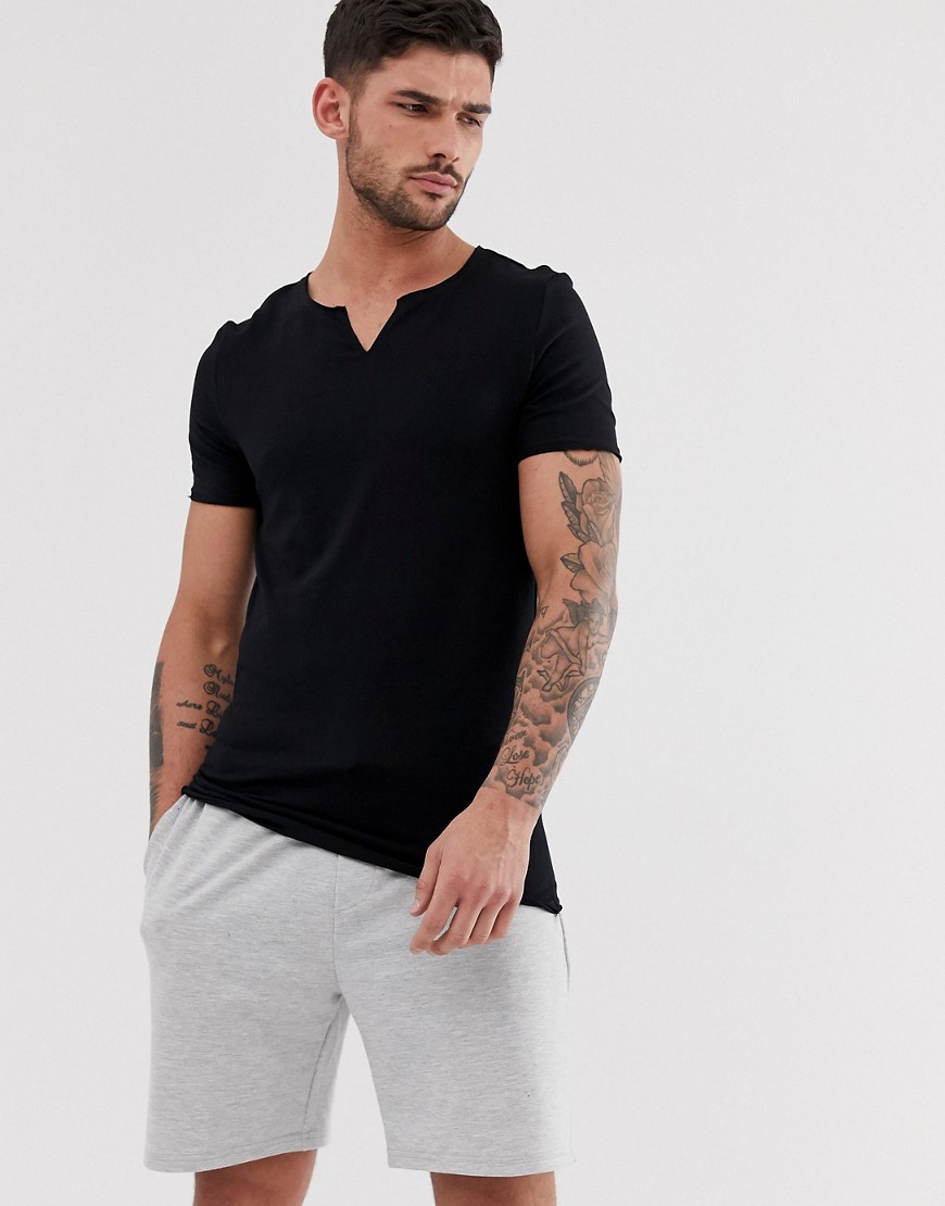 ASOS DESIGN - T-shirt attillata nera in tessuto organico con scollo grezzo con intaglio-Nero