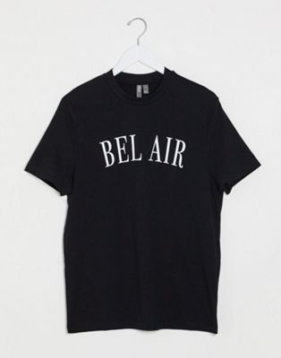 ASOS DESIGN – T-Shirt aus Bio-Baumwolle in Schwarz mit „Bel Air”-Print