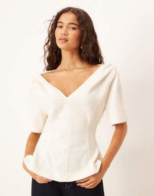 ASOS DESIGN - T-Shirt aus Bouclé in Creme mit V-Ausschnitt und verdrehtem Schulterdetail-Weiß