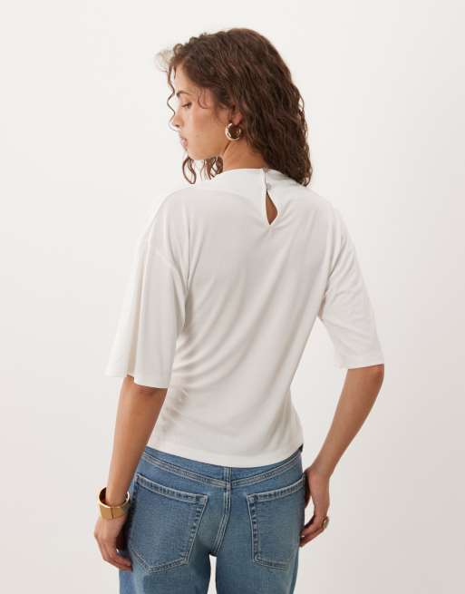 ASOS DESIGN T-Shirt aus Cupro mit Knopfleiste und tailliertem Bund in Ecru, 4 von 4