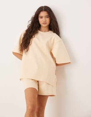 ASOS DESIGN - T-Shirt aus Interlock-Stoff in Buttermilchgelb mit Seitenschlitz, Kombiteil