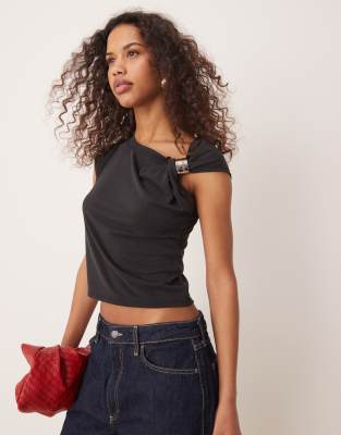 ASOS DESIGN - T-Shirt aus Modal in Schwarz mit Besatz in Silber und einem Ärmel