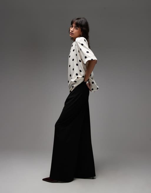 ASOS DESIGN – T-Shirt aus Satin in Creme mit Polka Dots und Schulterpolstern, 2 von 4