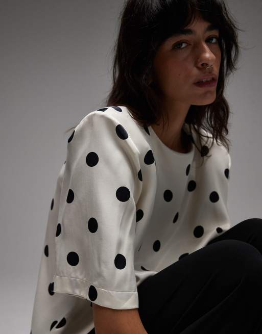 ASOS DESIGN – T-Shirt aus Satin in Creme mit Polka Dots und Schulterpolstern, 3 von 4