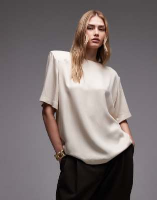 ASOS DESIGN - T-Shirt aus Satin in Ecru mit Schulterpolstern-Weiß