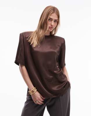 ASOS DESIGN - T-Shirt aus Satin in Schokobraun mit Schulterpolstern-Brown