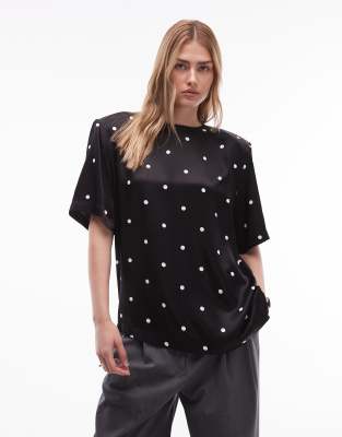 ASOS DESIGN - T-Shirt aus Satin in Schwarz mit Polka Dots und Schulterpolstern-Bunt