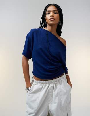 ASOS DESIGN - T-Shirt aus strukturiertem Strick in Marineblau mit Korsetttaille