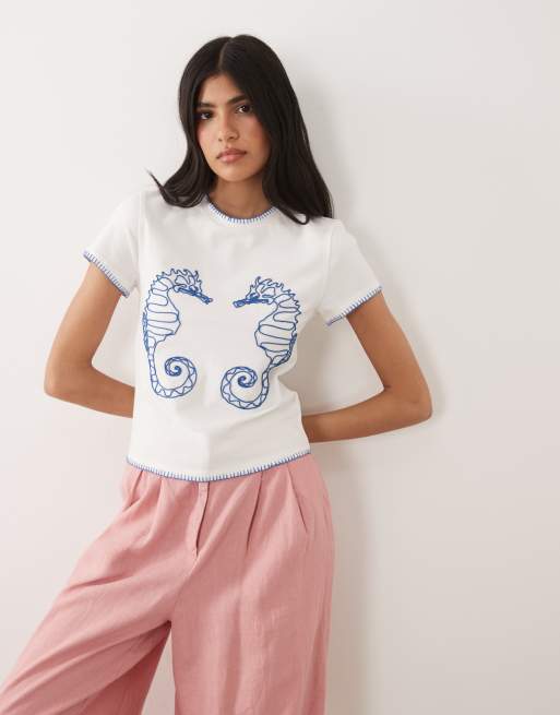 ASOS DESIGN - T-shirt baby bianca con cavallucci marini ricamati a punto coperta, 3 di 4