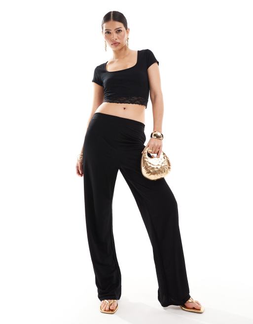ASOS DESIGN - T-shirt baby nera con pizzo sul fondo, 2 di 5