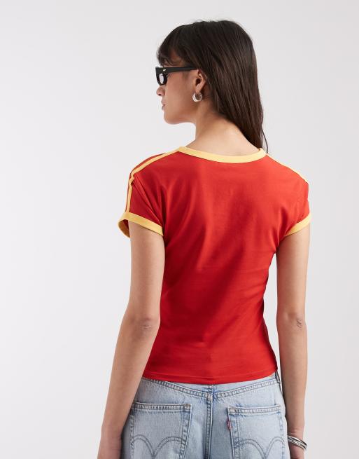 ASOS DESIGN - T-shirt baby rossa con scollo a V e grafica sportiva, 3 di 4
