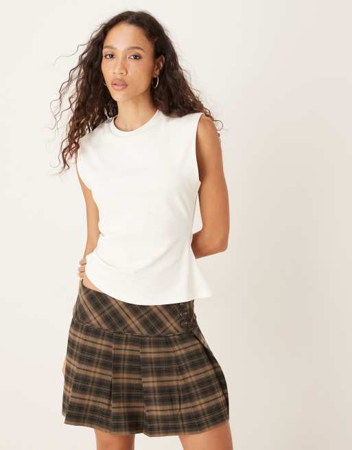 ASOS DESIGN - T-shirt bianca asimmetrica con dettaglio in vita e spalle pronunciate