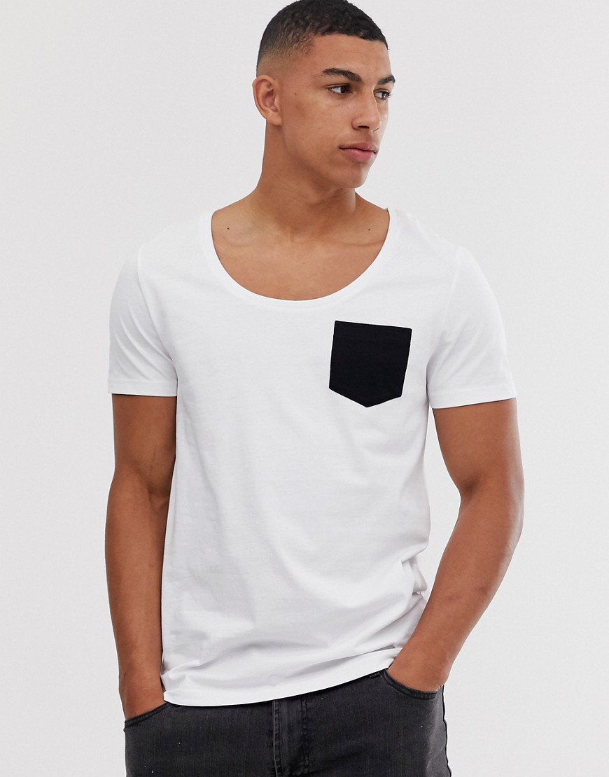 ASOS DESIGN - T-shirt bianca con profondo scollo rotondo e tasca a contrasto-Bianco
