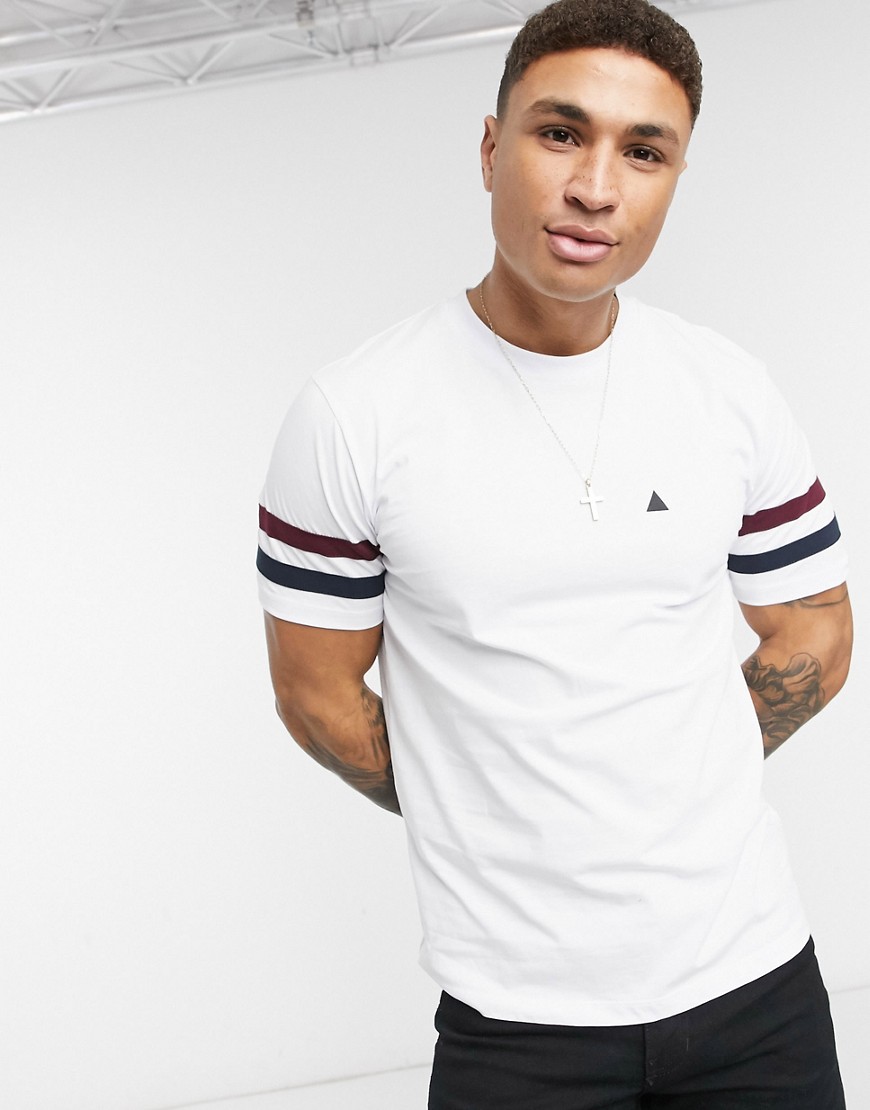 ASOS DESIGN - T-shirt bianca con righe a contrasto sulle maniche e logo-Bianco