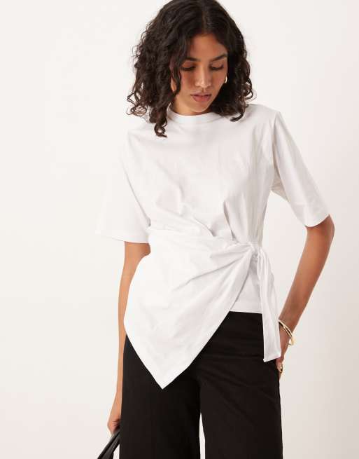 ASOS DESIGN - T-shirt bianca raccolta sul lato con dettaglio drappeggiato