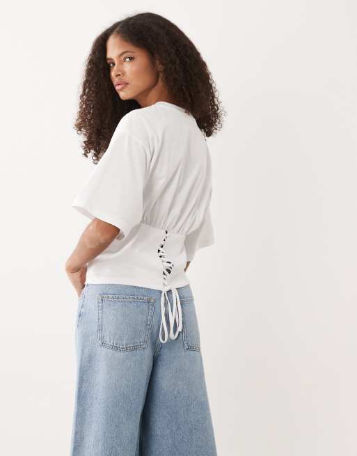 ASOS DESIGN - T-shirt bianca stretta in vita con laccetti sul retro, 4 di 4