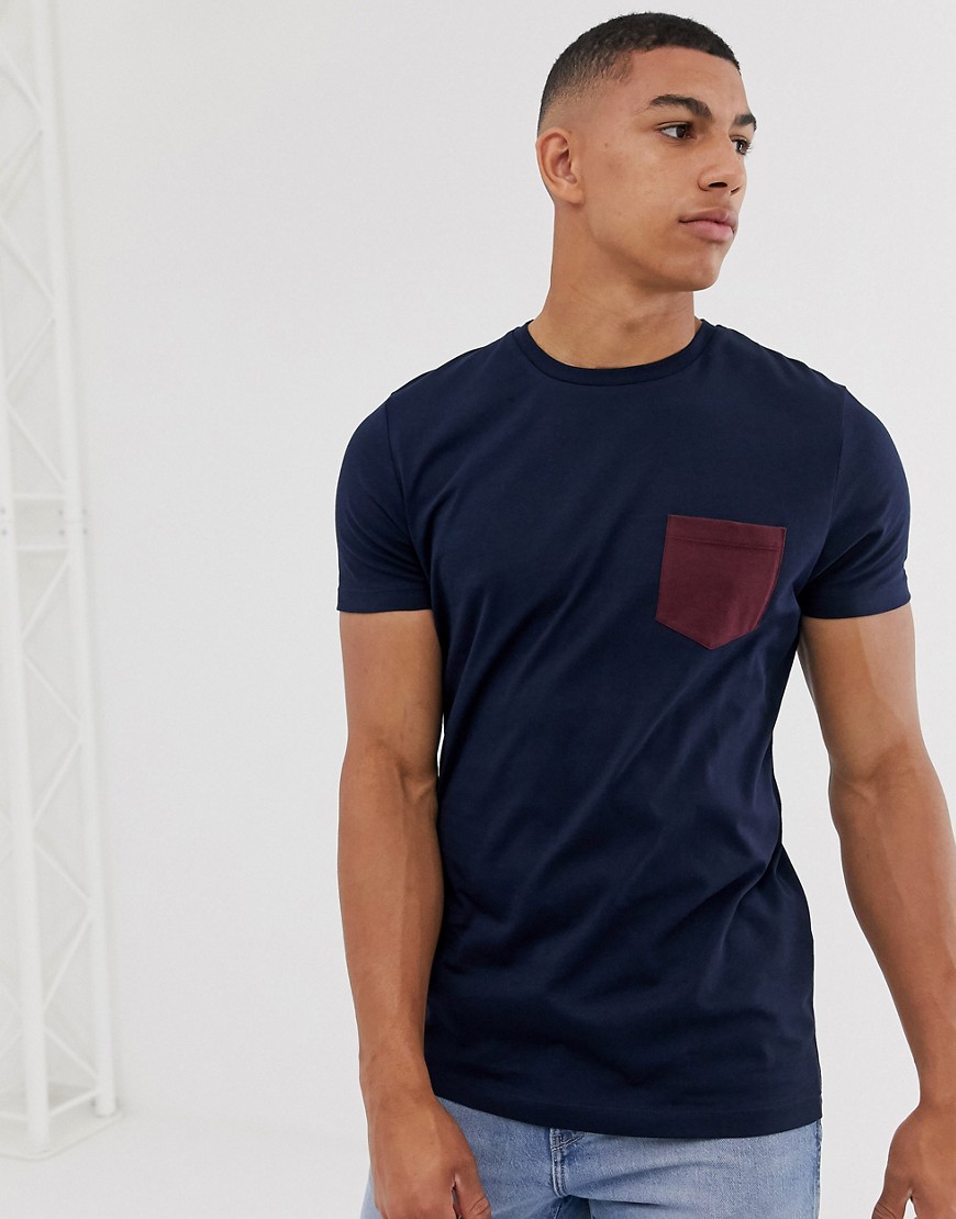 ASOS DESIGN - T-shirt blu navy con tasca a contrasto