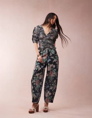 ASOS DESIGN - T-Shirt-Bluse mit floralem Print und V-Ausschnitt-Bunt