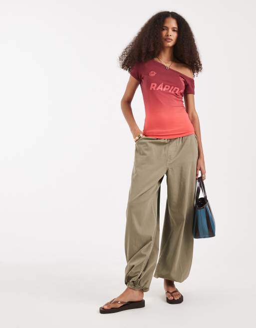 ASOS DESIGN - T-shirt bordeaux e rosa sfumato con spalle scoperte, scollo Bardot e stampa a tema calcio, 3 di 4