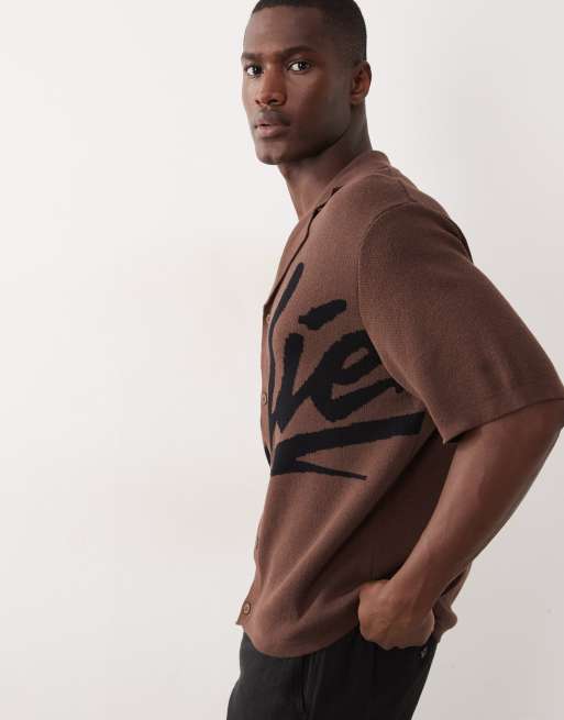 ASOS DESIGN - T-shirt boutonné en maille avec col à revers et imprimé graphique - Marron, 4 de 5