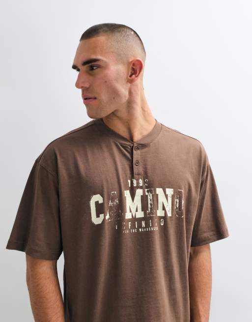 ASOS DESIGN t-shirt boxy oversize avec texte et col henley en marron délavé, 3 de 5