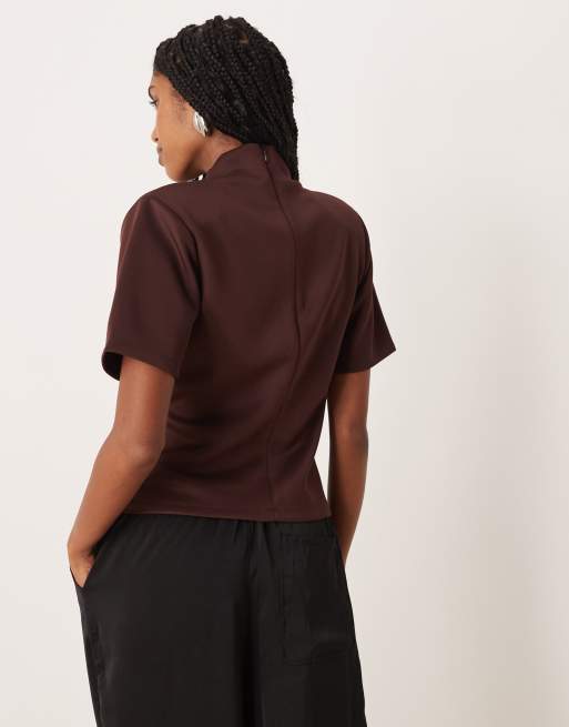 ASOS DESIGN - T-shirt cintré en tissu effet néoprène à col montant - Ocre, 3 de 4