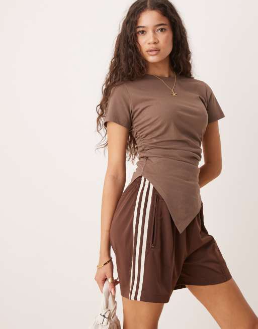 ASOS DESIGN - T-shirt color cioccolato con arricciatura laterale e orlo asimmetrico