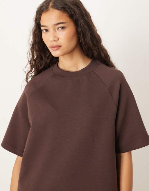 ASOS DESIGN - T-shirt color cioccolato in tessuto interlock con maniche raglan in coordinato, 4 di 4
