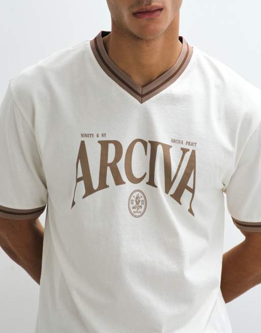 ASOS DESIGN - T-shirt comoda color crema con bordi a contrasto e grafica Arciva, 1 di 5