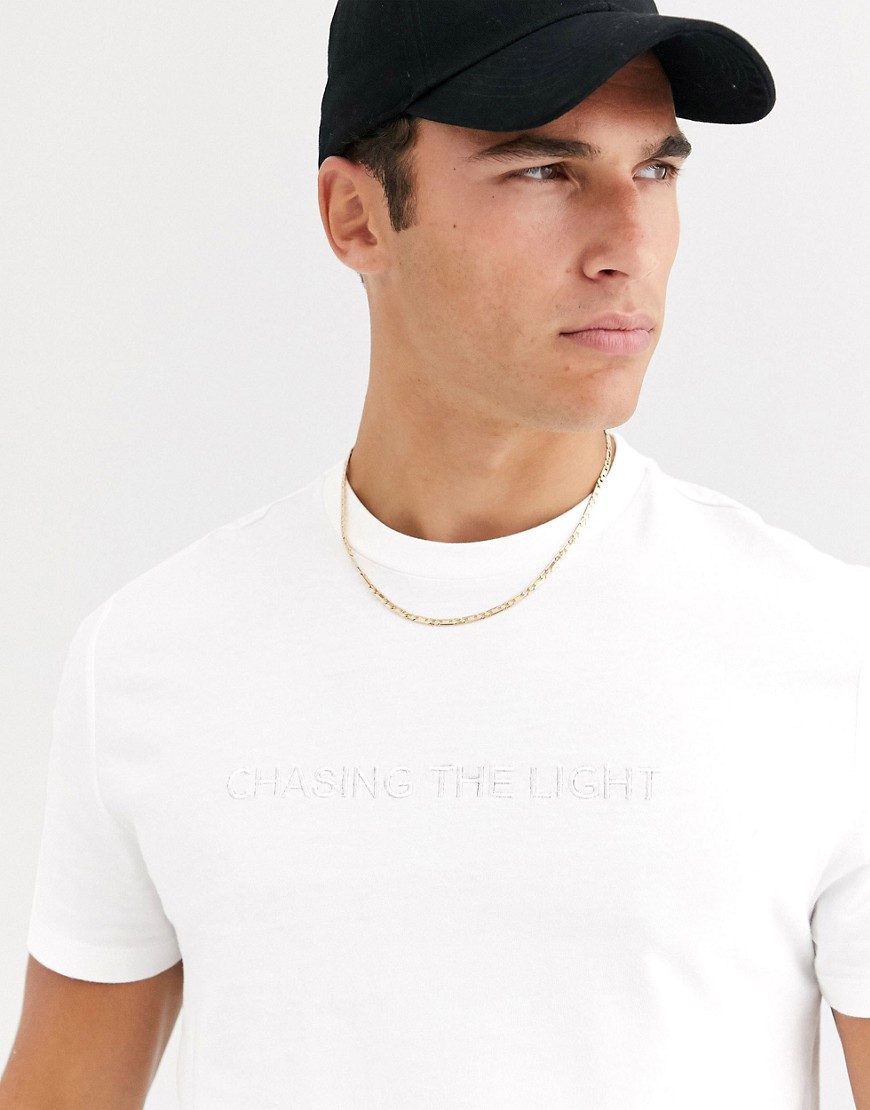 ASOS DESIGN - T-shirt comoda con scritta ricamata tono su tono sul petto-Bianco
