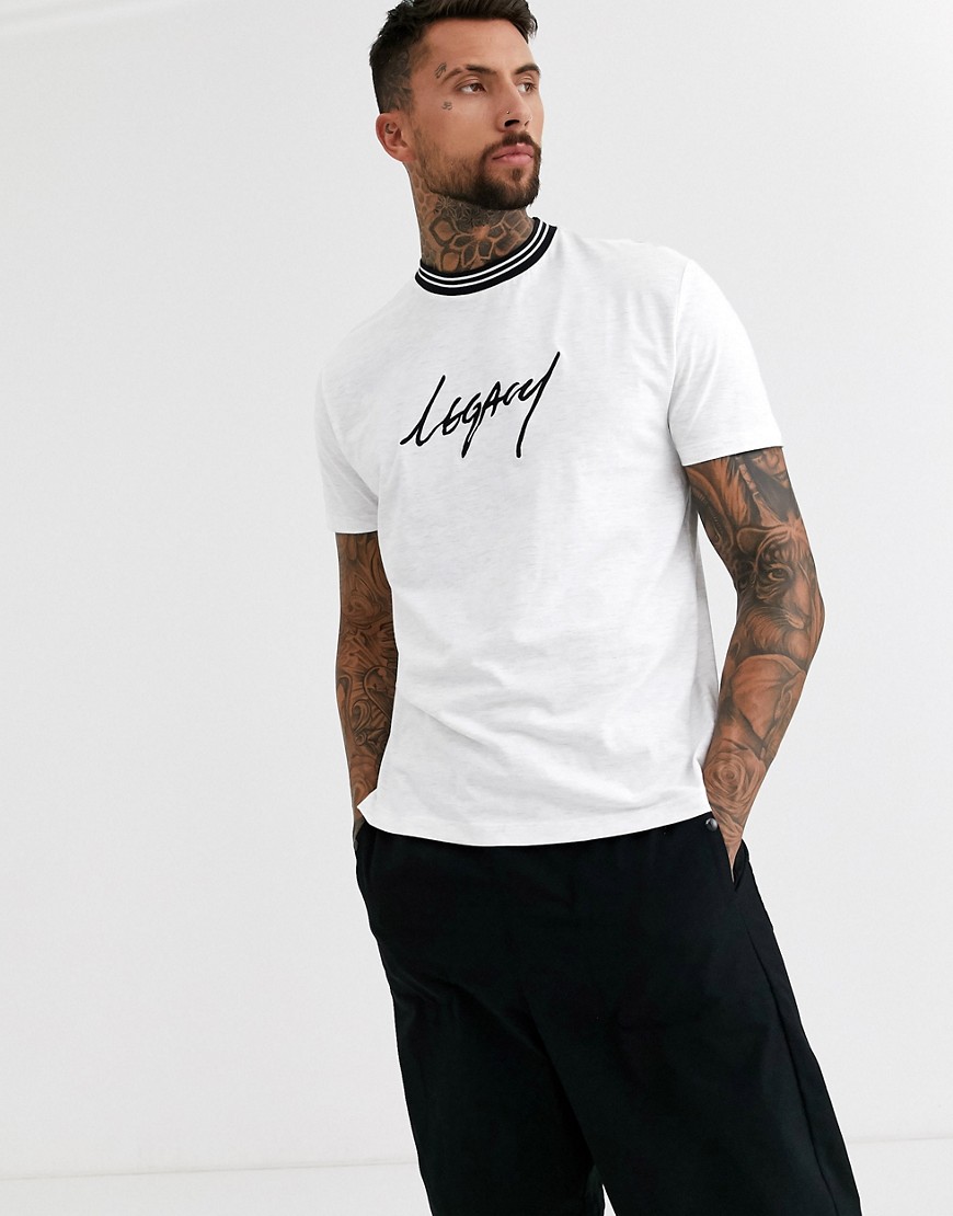 ASOS DESIGN - T-shirt comoda in cotone organico con scritta Legacy e scollo a coste a contrasto-Bianco