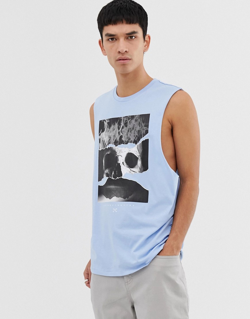 ASOS DESIGN - T-shirt comoda in cotone organico senza maniche con giromanica ampio e stampa di teschio-Blu