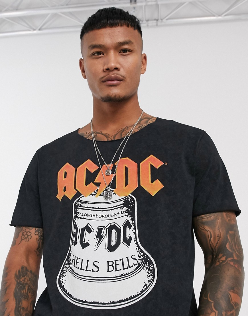 ASOS DESIGN - T-shirt comoda lavaggio acido con scollo rotondo grezzo e stampa AC/DC-Nero
