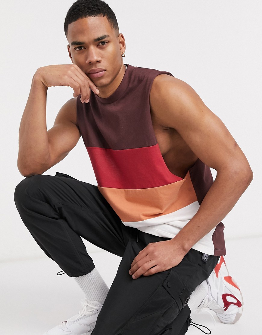 ASOS DESIGN - T-shirt comoda senza maniche in tessuto organico marrone color block con giromanica ampio