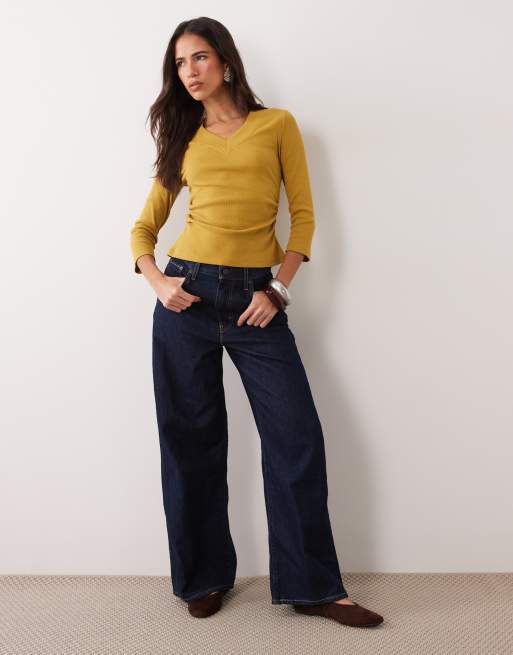 ASOS DESIGN T-shirt con scollo a V e vita stretta in verde pistacchio, 2 di 4