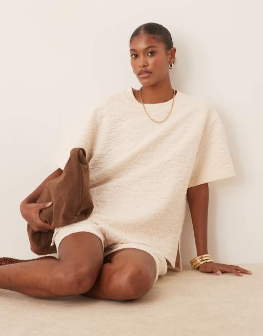 ASOS DESIGN - T-Shirt con spacchi sul lati in jacquard a fiori color crema in coordinato